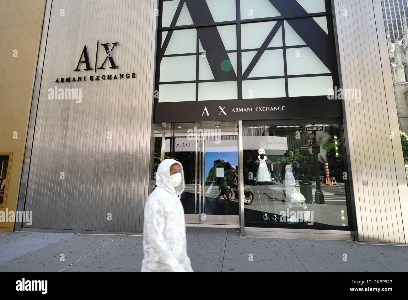 Una vista di Armani Exchange Boutique durante la pandemia di coronavirus il 20 maggio 2020 in 5th Ave., New York City. Il COVID-19 si è diffuso nella maggior parte dei paesi del mondo, mietendo oltre 316.000 vittime e riportando oltre 4,8 milioni di infezioni. (Foto di John Nacion/NurPhoto) Foto Stock