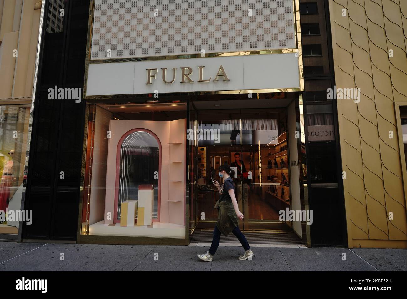 Una vista di Furla Boutique durante la pandemia di coronavirus il 20 maggio 2020 in 5th Ave., New York City. Il COVID-19 si è diffuso nella maggior parte dei paesi del mondo, mietendo oltre 316.000 vittime e riportando oltre 4,8 milioni di infezioni. (Foto di John Nacion/NurPhoto) Foto Stock