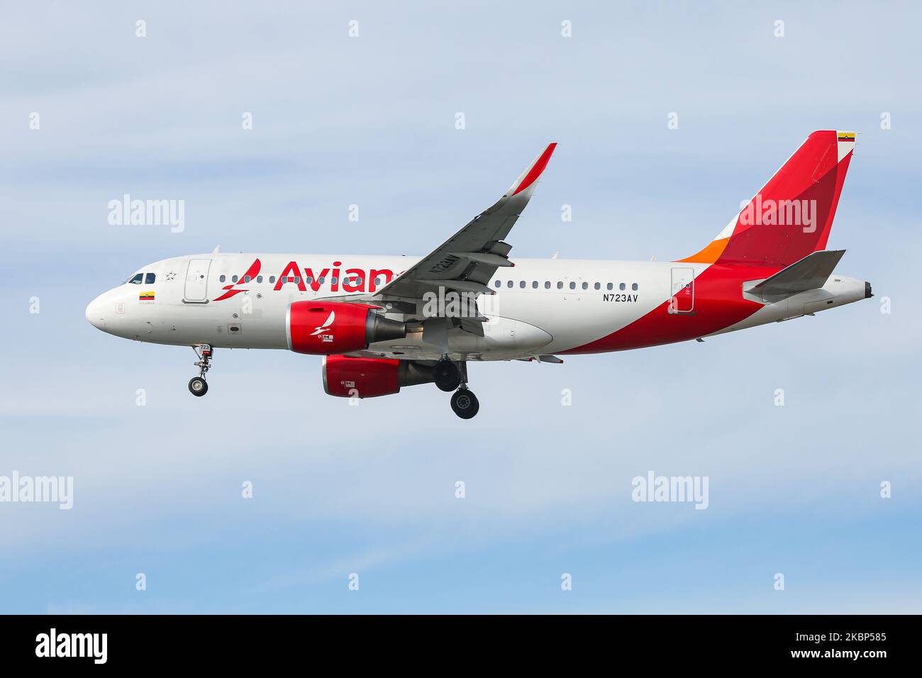 Avianca Aerovias del Continente Americano Airbus A319 come visto all'atterraggio finale di avvicinamento all'aeroporto internazionale JFK John F Kennedy di New York, USA. L'aereo passeggeri a corpo stretto Airbus A319-100 è alimentato da motori a getto 2 CFMI, aventi la registrazione N723AV. Avianca AV / AVA è una compagnia aerea colombiana, il vettore di bandiera della Colombia con sede a Bogotà e membro della Star Alliance Aviation Alliance. Il 10 maggio 2020, Avianca ha depositato per fallimento di Capitolo 11 in un tribunale a New York City, NY, Stati Uniti, e ha liquidato la sua controllata Avianca Perù, diventando uno di Foto Stock