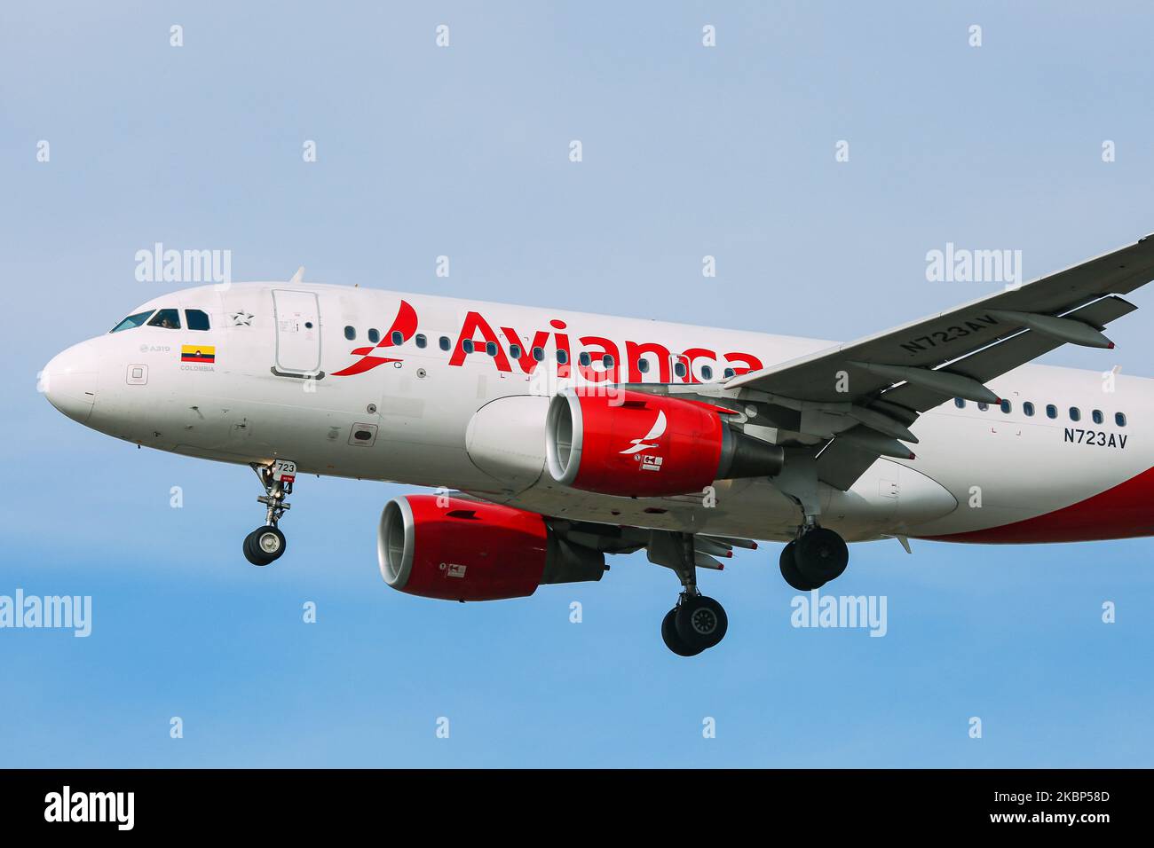 Avianca Aerovias del Continente Americano Airbus A319 come visto all'atterraggio finale di avvicinamento all'aeroporto internazionale JFK John F Kennedy di New York, USA. L'aereo passeggeri a corpo stretto Airbus A319-100 è alimentato da motori a getto 2 CFMI, aventi la registrazione N723AV. Avianca AV / AVA è una compagnia aerea colombiana, il vettore di bandiera della Colombia con sede a Bogotà e membro della Star Alliance Aviation Alliance. Il 10 maggio 2020, Avianca ha depositato per fallimento di Capitolo 11 in un tribunale a New York City, NY, Stati Uniti, e ha liquidato la sua controllata Avianca Perù, diventando uno di Foto Stock