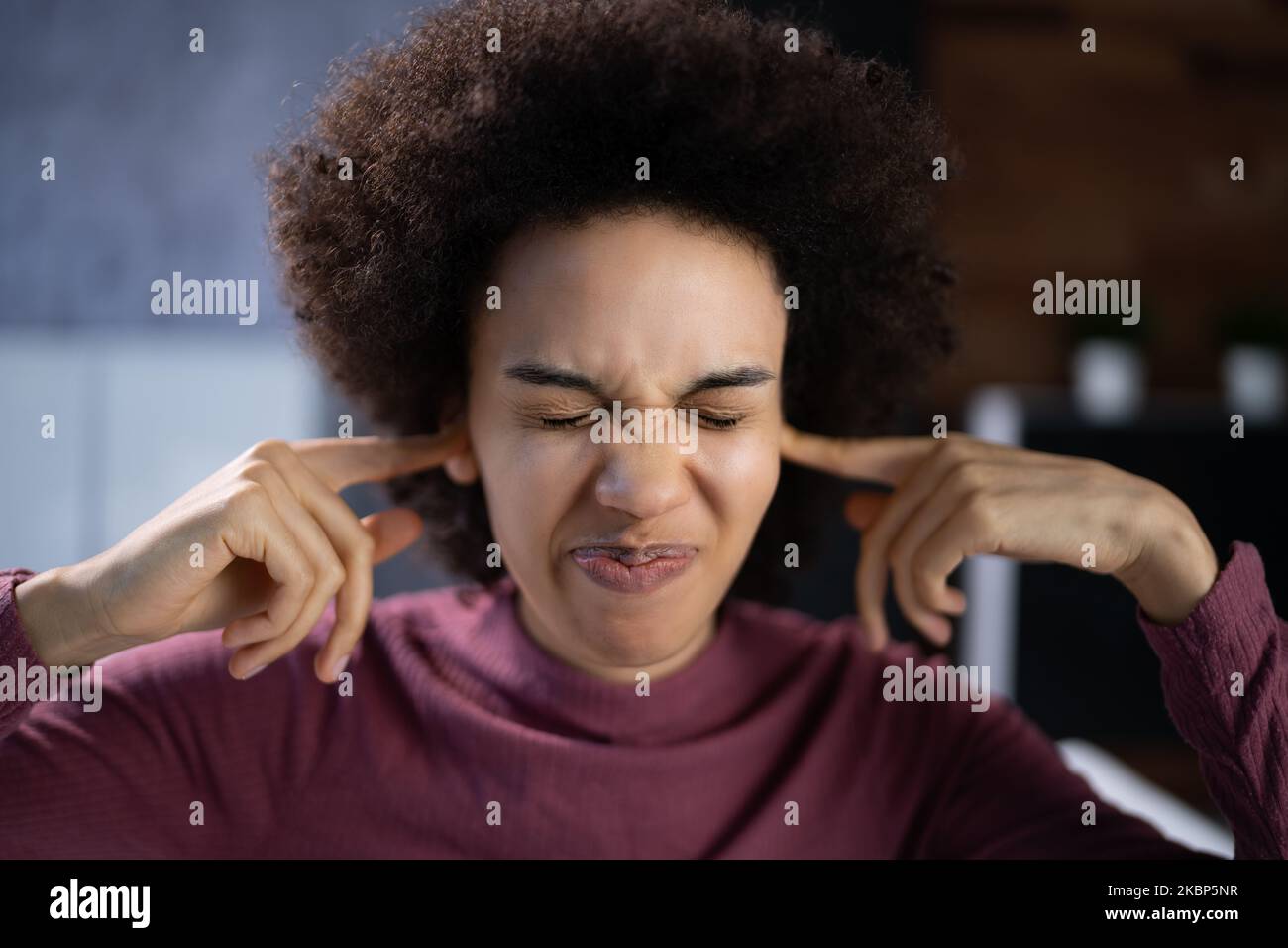 Loud Noise And Pain In Woman's Ear Foto Stock