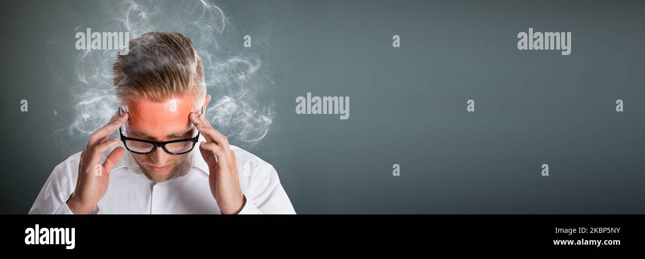 Gestione dello stress di un uomo d'affari arrabbiato. Fumando lavoratore disturbato Foto Stock