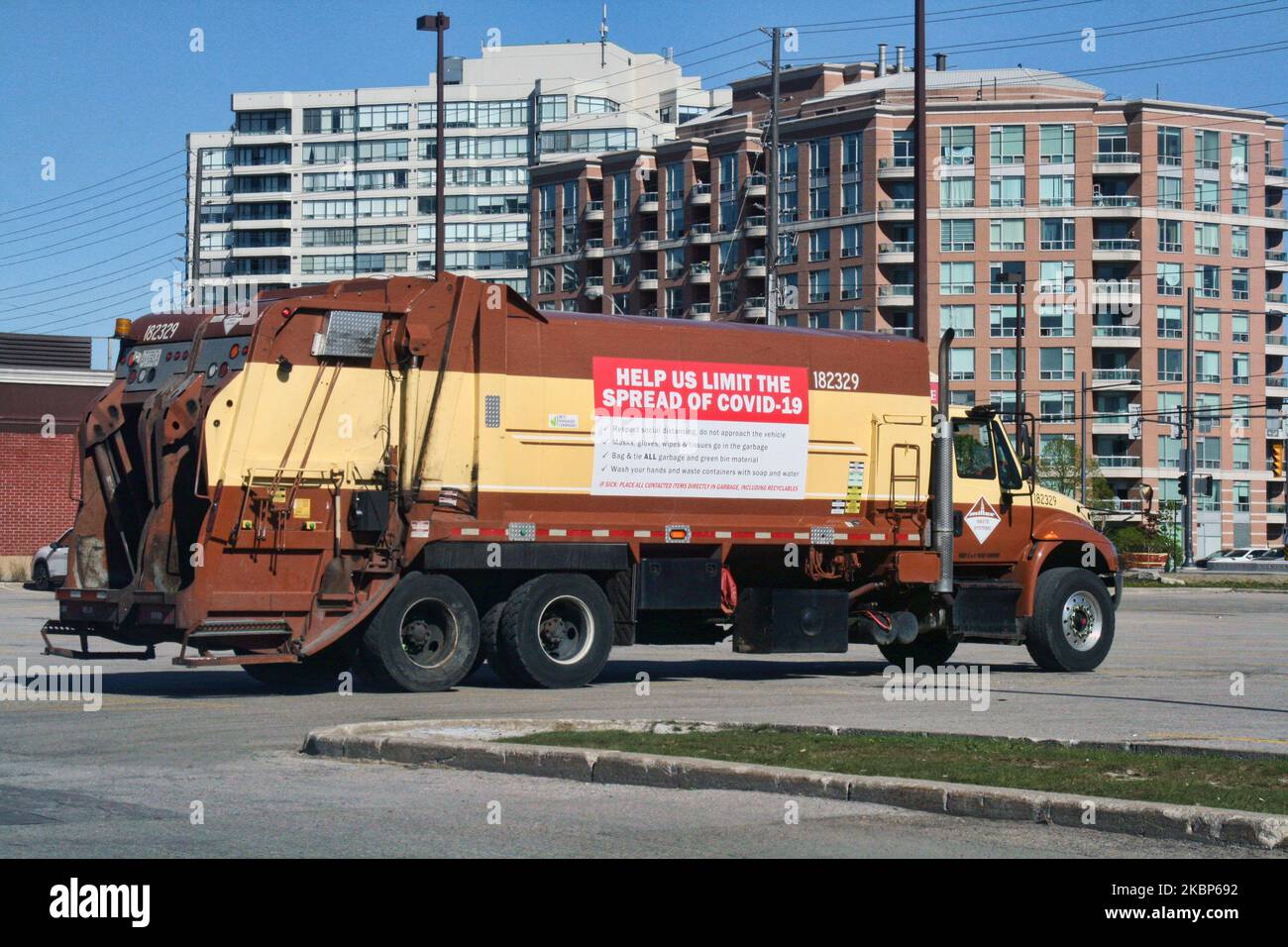 Firmi su un camion di spazzatura che descrive le regole per proteggere gli operai di igiene dal coronavirus nuovo (COVID-19) a Toronto, Ontario, Canada il 21 maggio 2020. (Foto di Creative Touch Imaging Ltd./NurPhoto) Foto Stock