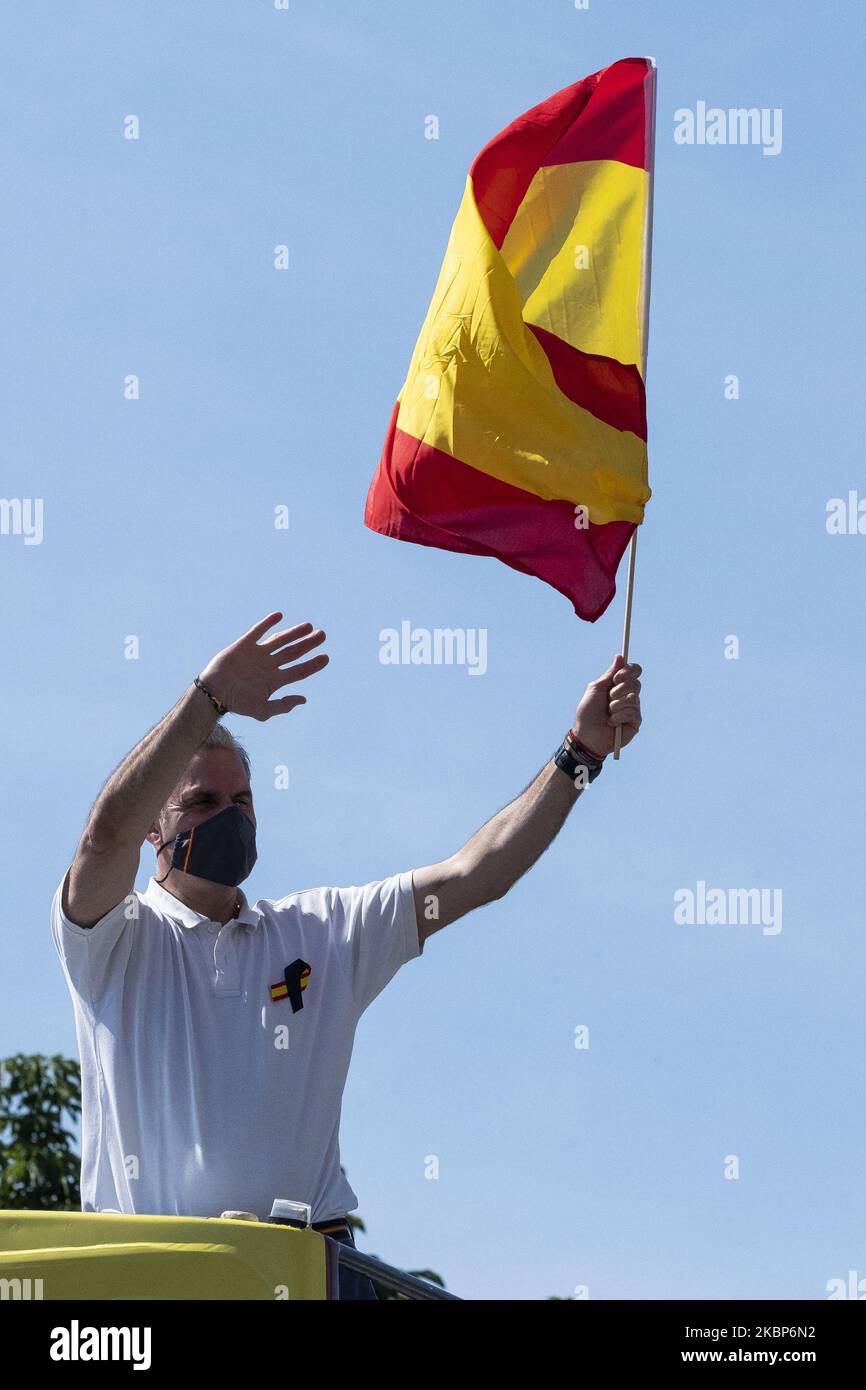 Il partito spagnolo di estrema destra Vox Javier Ortega Smith indossando una maschera facciale si sposta su un autobus scoperto durante una "roulotte per la Spagna e la sua libertà" protesta contro il governo spagnolo in Plaza de Colon a Madrid il 23 maggio 2020. - Spagna, (Foto di Oscar Gonzalez/NurPhoto) Foto Stock