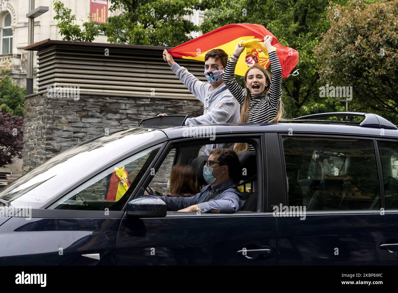 Una famiglia partecipa alla carovana organizzata come protesta contro il governo Pedro Sanchez il 23 maggio 2020 a Santander, Spagna. Più di un migliaio di automobili e motociclette hanno partecipato questa mattina alla protesta organizzata da Vox per chiedere le dimissioni del governo Pedro Sánchez per la gestione della crisi sanitaria derivata dalla pandemia di coronavirus nel centro di Santander. Sventolando le bandiere spagnole e onorando le corna dei loro veicoli, i manifestanti hanno risposto alla chiamata fatta dal partito di Santiago Abascal in diverse città della Spagna. (Foto di Joaquin G Foto Stock