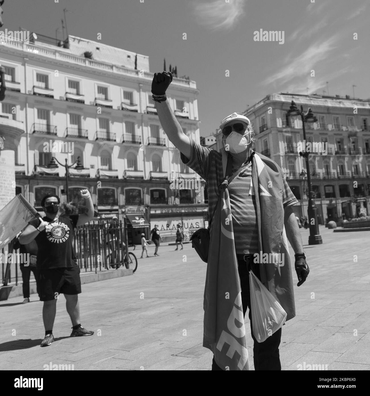 I manifestanti rispettano le misure di allontanamento sociale durante una manifestazione organizzata dal Partito Comunista dei popoli di Spagna (PCPE) che chiede un piano di emergenza sociale in mezzo alla pandemia del coronavirus alla Puerta del Sol di Madrid il 23 maggio 2020. – La Spagna, uno dei paesi più colpiti al mondo dal nuovo coronavirus con 28.628 morti, ha prorogato fino al giugno 6 lo stato di emergenza che limita in modo significativo la libertà di circolazione per combattere l’epidemia. (Foto di Oscar Gonzalez/NurPhoto) Foto Stock