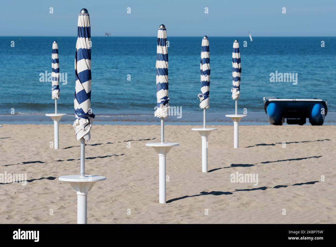 Una fila di ombrelloni su una spiaggia in Italia durante la pandemia di Coronavirus COVID-19, a Silvi (TE), 23 maggio 2020 (Foto di Danilo di Giovanni/NurPhoto) Foto Stock