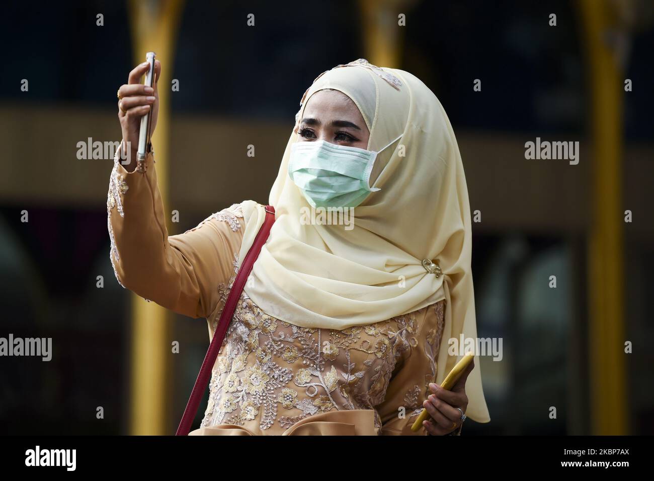 I musulmani thailandesi che indossano maschere protettive celebrano Eid al-Fitr, la festa musulmana che segna la fine del santo mese del digiuno del Ramadan, presso il Centro Islamico thailandese in mezzo alla diffusione della malattia del coronavirus (COVID-19) scoppiata a Bangkok, Thailandia, 24 maggio 2020. (Foto di Anusak Laowilas/NurPhoto) Foto Stock