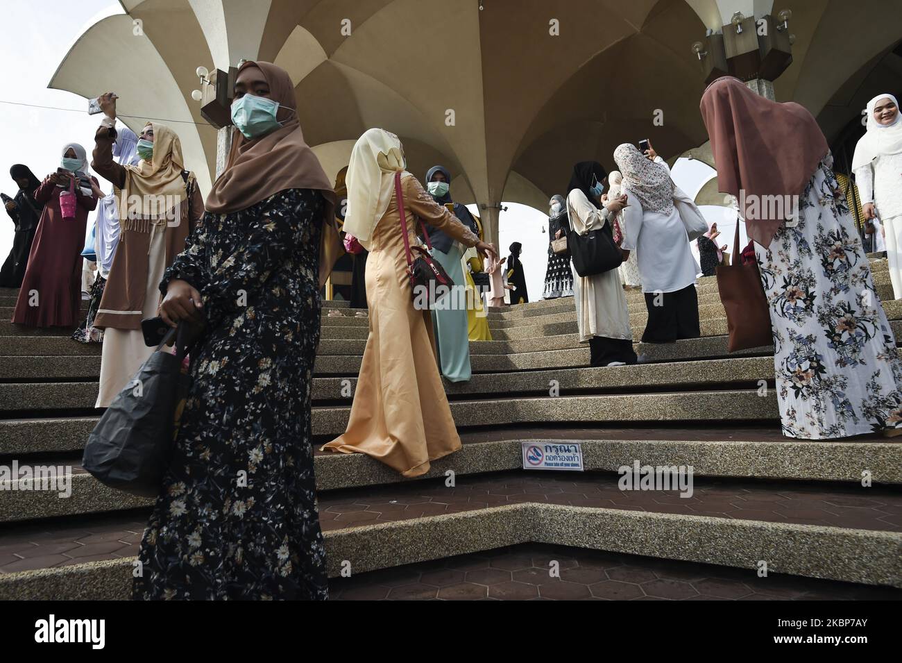 I musulmani thailandesi che indossano maschere protettive celebrano Eid al-Fitr, la festa musulmana che segna la fine del santo mese del digiuno del Ramadan, presso il Centro Islamico thailandese in mezzo alla diffusione della malattia del coronavirus (COVID-19) scoppiata a Bangkok, Thailandia, 24 maggio 2020. (Foto di Anusak Laowilas/NurPhoto) Foto Stock