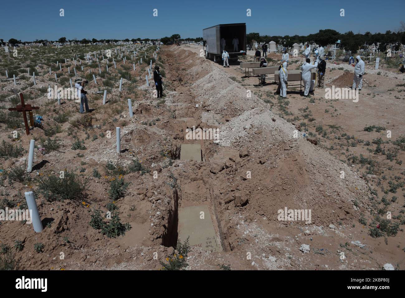 I lavoratori del cimitero seppelliscono la bara con i resti di 50 corpi di persone che sono morti per varie cause e non sono stati rivendicati dai loro parenti, 25 di loro sono stati abbandonati negli ospedali e la causa della morte è sconosciuta a Ciudad Juarez, Stato di Chihuahua, Messico, il 23 maggio 2020. (Foto di David Peinado/NurPhoto) Foto Stock