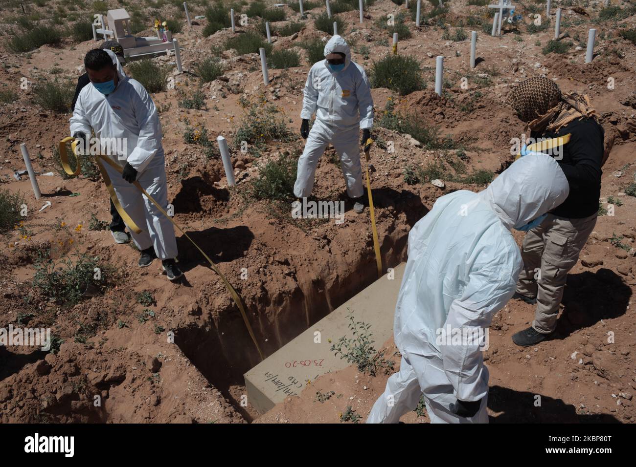 I lavoratori del cimitero seppelliscono la bara con i resti di 50 corpi di persone che sono morti per varie cause e non sono stati rivendicati dai loro parenti, 25 di loro sono stati abbandonati negli ospedali e la causa della morte è sconosciuta a Ciudad Juarez, Stato di Chihuahua, Messico, il 23 maggio 2020. (Foto di David Peinado/NurPhoto) Foto Stock