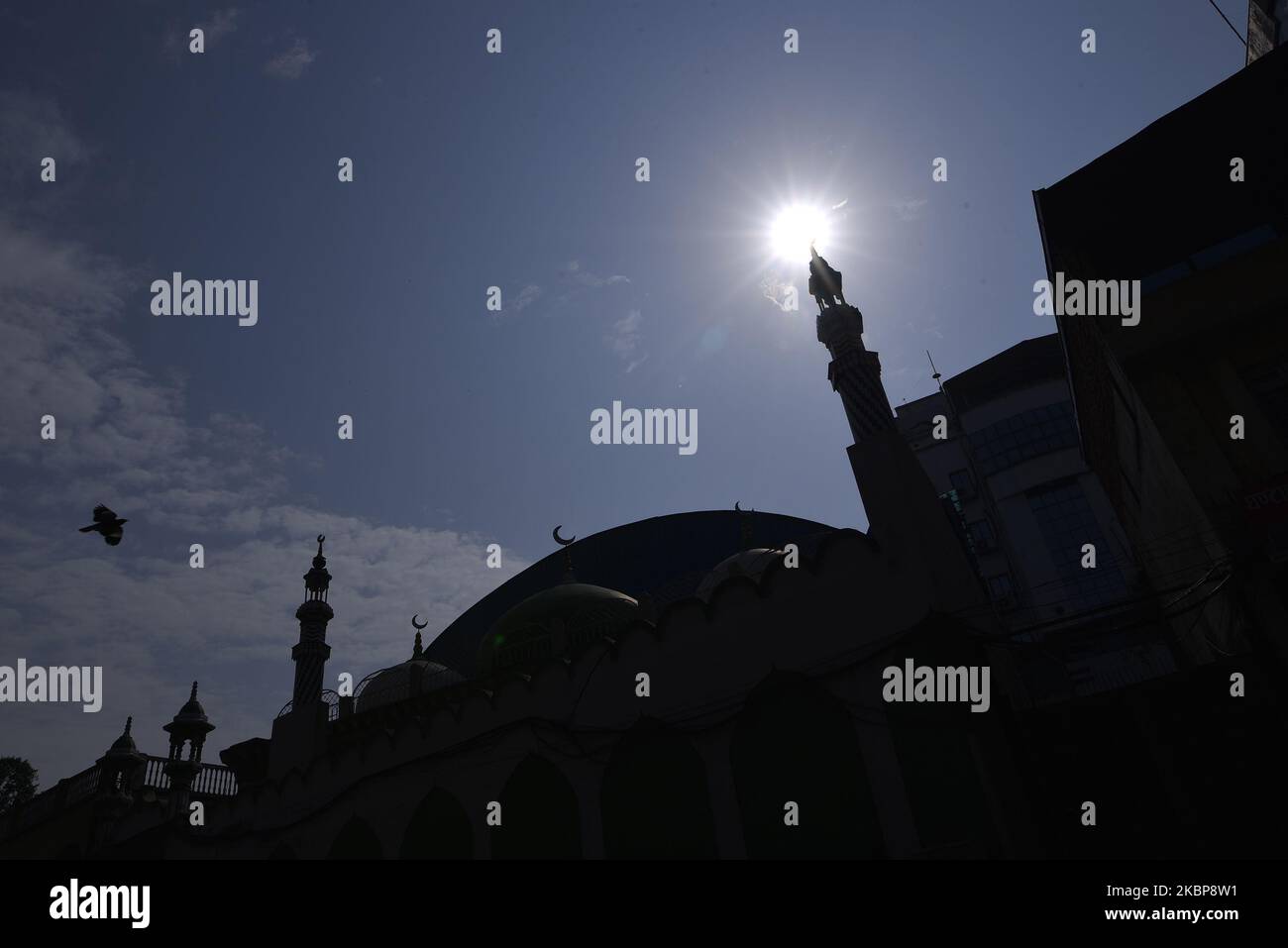 Una vista della Moschea vuota di Kashmiri JaME su Eid al-Fitr durante il blocco completo della nazione per quanto riguarda la diffusione del virus Corona (COVID-19) alla moschea di Kashmiri JaME a Kathmandu, Nepal Lunedi, 25 maggio 2020. EID è celebrata come la conclusione del digiuno dall'alba al tramonto lungo un mese del Ramadan. Il governo nepalese ha annunciato una festa pubblica per la celebrazione dell'Eid al-Fitr. (Foto di Narayan Maharjan/NurPhoto) Foto Stock