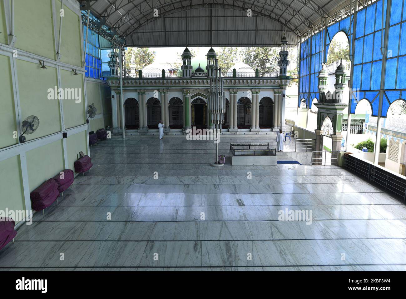 Una vista della Moschea vuota di Kashmiri JaME su Eid al-Fitr durante il blocco completo della nazione per quanto riguarda la diffusione del virus Corona (COVID-19) alla moschea di Kashmiri JaME a Kathmandu, Nepal Lunedi, 25 maggio 2020. EID è celebrata come la conclusione del digiuno dall'alba al tramonto lungo un mese del Ramadan. Il governo nepalese ha annunciato una festa pubblica per la celebrazione dell'Eid al-Fitr. (Foto di Narayan Maharjan/NurPhoto) Foto Stock