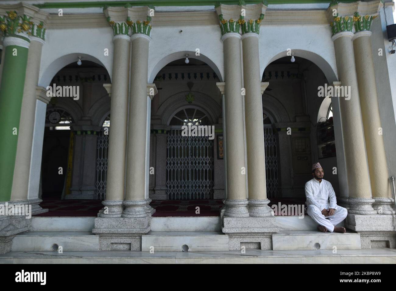 Un musulmano nepalese che offre la preghiera rituale su Eid al-Fitr durante il blocco completo della nazione per quanto riguarda la diffusione del virus Corona (COVID-19) alla moschea Kashmiri JaME a Kathmandu, Nepal lunedì 25 maggio 2020. EID è celebrata come la conclusione del digiuno dall'alba al tramonto lungo un mese del Ramadan. Il governo nepalese ha annunciato una festa pubblica per la celebrazione dell'Eid al-Fitr. (Foto di Narayan Maharjan/NurPhoto) Foto Stock