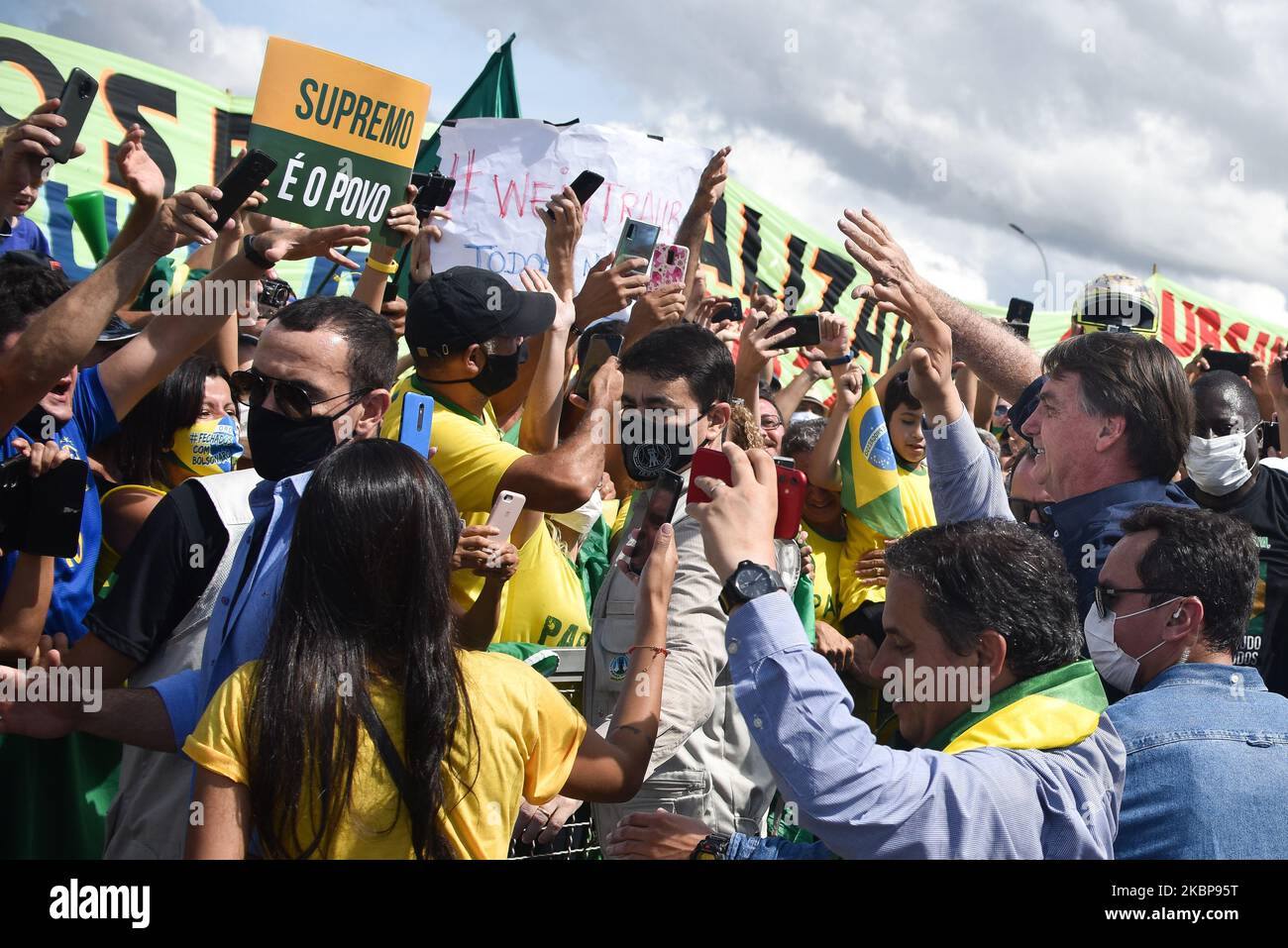 Senza maschera facciale, il presidente brasiliano Jair Bolsonaro saluta i suoi sostenitori a Praha dos Três Poderes, di fronte al Palazzo Planalto durante una protesta contro le misure di isolamento sociale, contro la Corte Suprema e il Congresso Nazionale, in mezzo alla pandemia di Coronavirus (COVID-19), a Brasilia, in Brasile, domenica 24 maggio, 2020. (Foto di Andre Borges/NurPhoto) Foto Stock