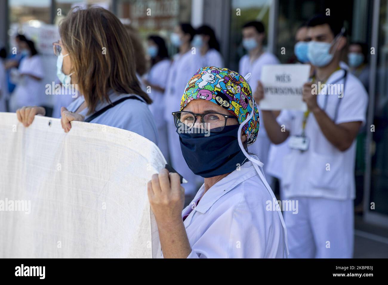 Gli operatori sanitari con medici e infermieri protestano contro il licenziamento degli operatori di rinforzo, chiedendo il recupero del 5% del salario perso nell'ultima crisi e miglioramenti della salute pubblica, duringil coronavirus - crisi Covid-19 a Barcellona, Catalogna, Spagna, 26 maggio 2020. (Foto di Albert Llop/NurPhoto) Foto Stock