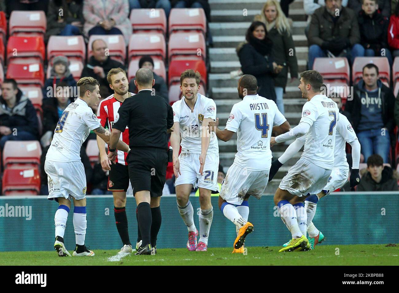 Adryan Oliveira Tavares, Charlie Taylor, Rodolph Austin e Luke Murphy arbitro surround, Mike Dean chiedendo una sanzione durante la partita della fa Cup Third Round tra Sunderland e Leeds United allo Stadio della luce, Sunderland domenica 4th gennaio 2015 (Foto di Mark Fletcher/MI News/NurPhoto) Foto Stock