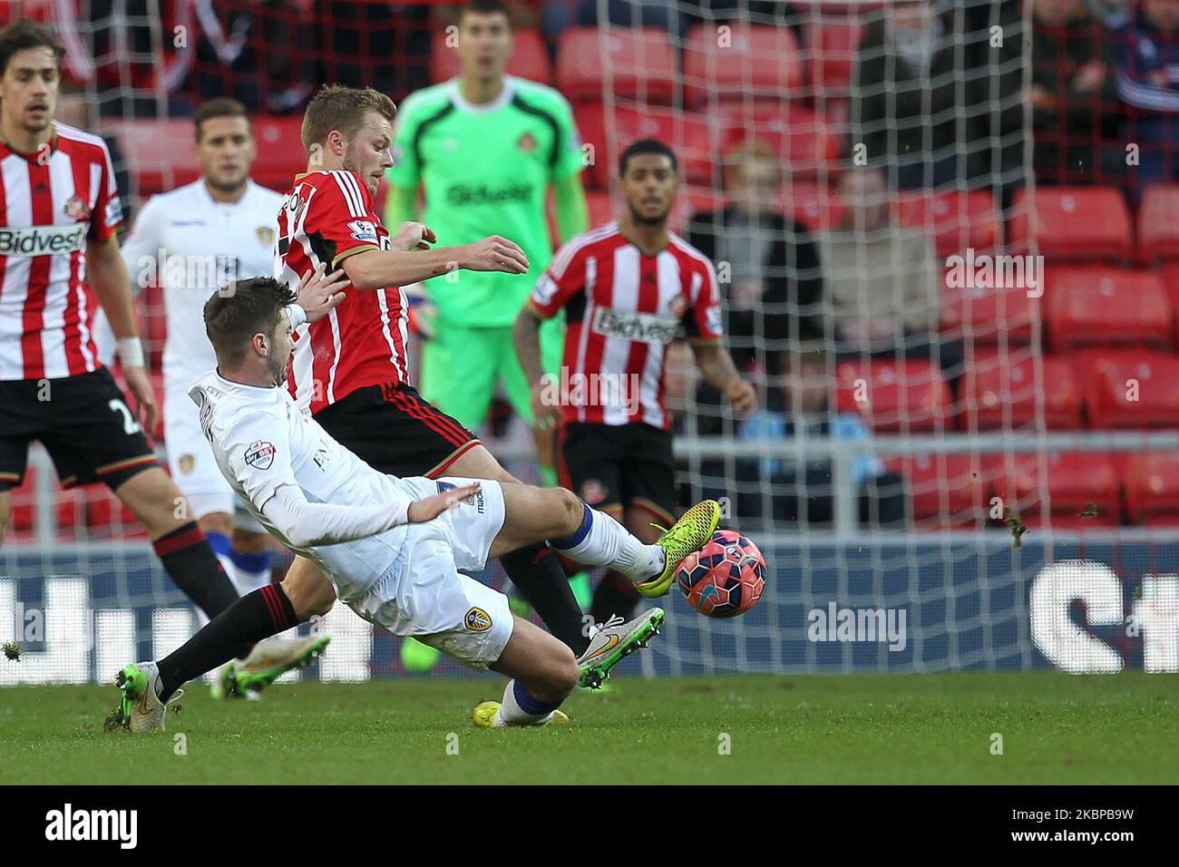 Luke Murphy di Leeds sfide unite Sebastian Larsson di Sunderland durante la partita della fa Cup Third Round tra Sunderland e Leeds United allo Stadio di luce, Sunderland domenica 4th gennaio 2015 (Foto di Mark Fletcher/MI News/NurPhoto) Foto Stock