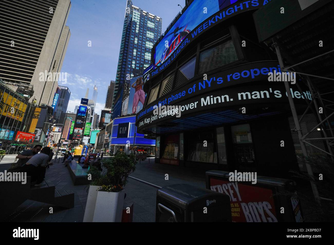 Una visione di un cartellone digitale sulla riapertura di NY durante la pandemia di coronavirus il 27 maggio 2020 a New York City. Le linee guida del governo incoraggiano a indossare una maschera in pubblico con un forte allontanamento sociale in vigore, in quanto tutti i 50 stati negli Stati Uniti hanno iniziato un graduale processo di riapertura lenta dopo settimane di rimani a casa misure per rallentare la diffusione del COVID-19. (NBC)— 2 altre regioni di NY riaprono entro metà settimana; solo NYC è rimasto in 'PAUSA'. (Foto di John Nacion/NurPhoto) Foto Stock