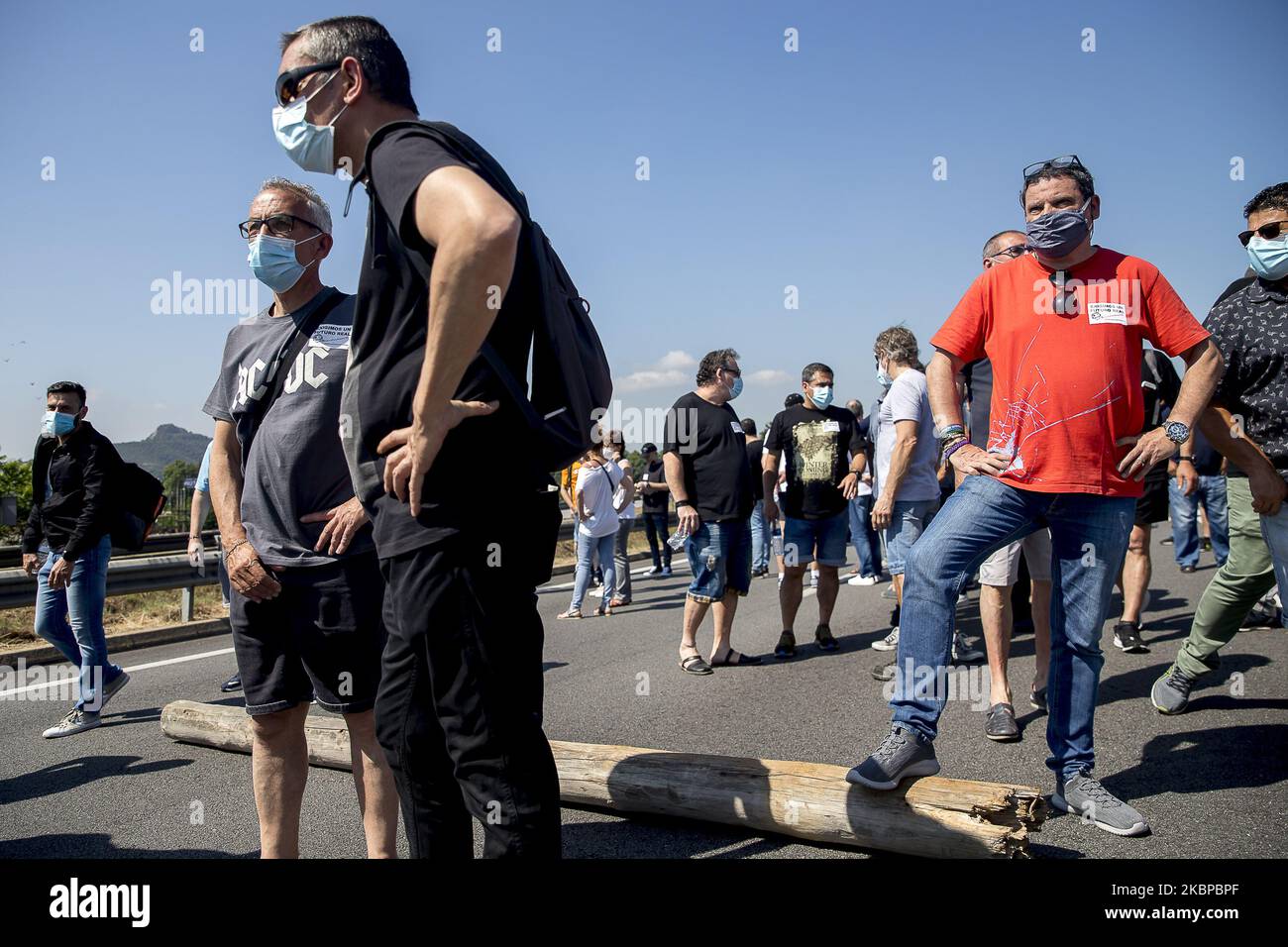 I lavoratori della fabbrica Montcada i Reixac, vicino a Barcellona, della società NISSAN hanno risposto con la combustione di pneumatici e tagli stradali all'annuncio della multinazionale automobile di chiudere tutti gli impianti in Catalogna alla fine di quest'anno, a Barcellona, in Spagna, il 28 maggio 2020. (Foto di Albert Llop/NurPhoto) Foto Stock