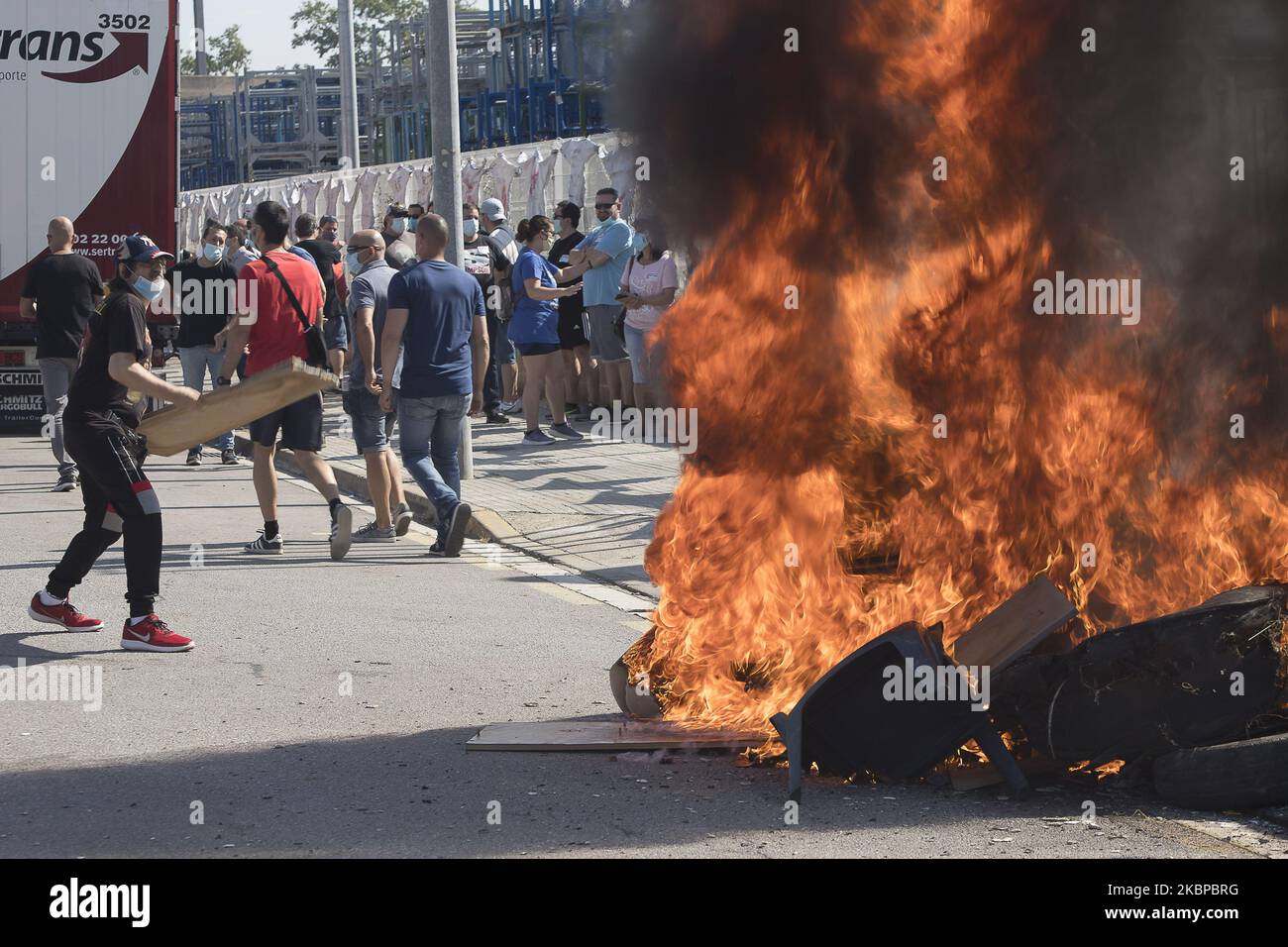 I lavoratori della fabbrica Montcada i Reixac, vicino a Barcellona, della società NISSAN hanno risposto con la combustione di pneumatici e tagli stradali all'annuncio della multinazionale automobile di chiudere tutti gli impianti in Catalogna alla fine di quest'anno, a Barcellona, in Spagna, il 28 maggio 2020. (Foto di Albert Llop/NurPhoto) Foto Stock