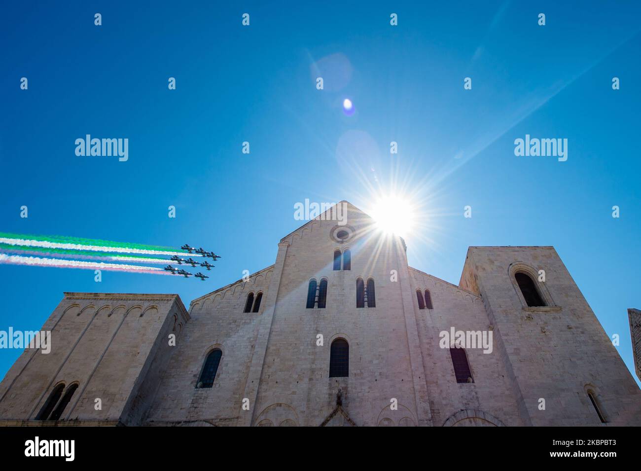 La squadra acrobatica nazionale italiana, la Frecce Tricolore, vola sul cielo di Bari di fronte alla Basilica di San Nicola il 28 maggio 2020. In questi giorni, a causa della cancellazione della giornata nazionale a Roma per l'epidemia di Covid-19, la pattuglia acrobatica nazionale (PAN) effettuerà una serie di volate, toccando tutte le regioni italiane e abbracciando simbolicamente la nazione con i fumi tricolore come segno di unità, solidarietà e recupero (Foto di Davide Pischettola/NurPhoto) Foto Stock