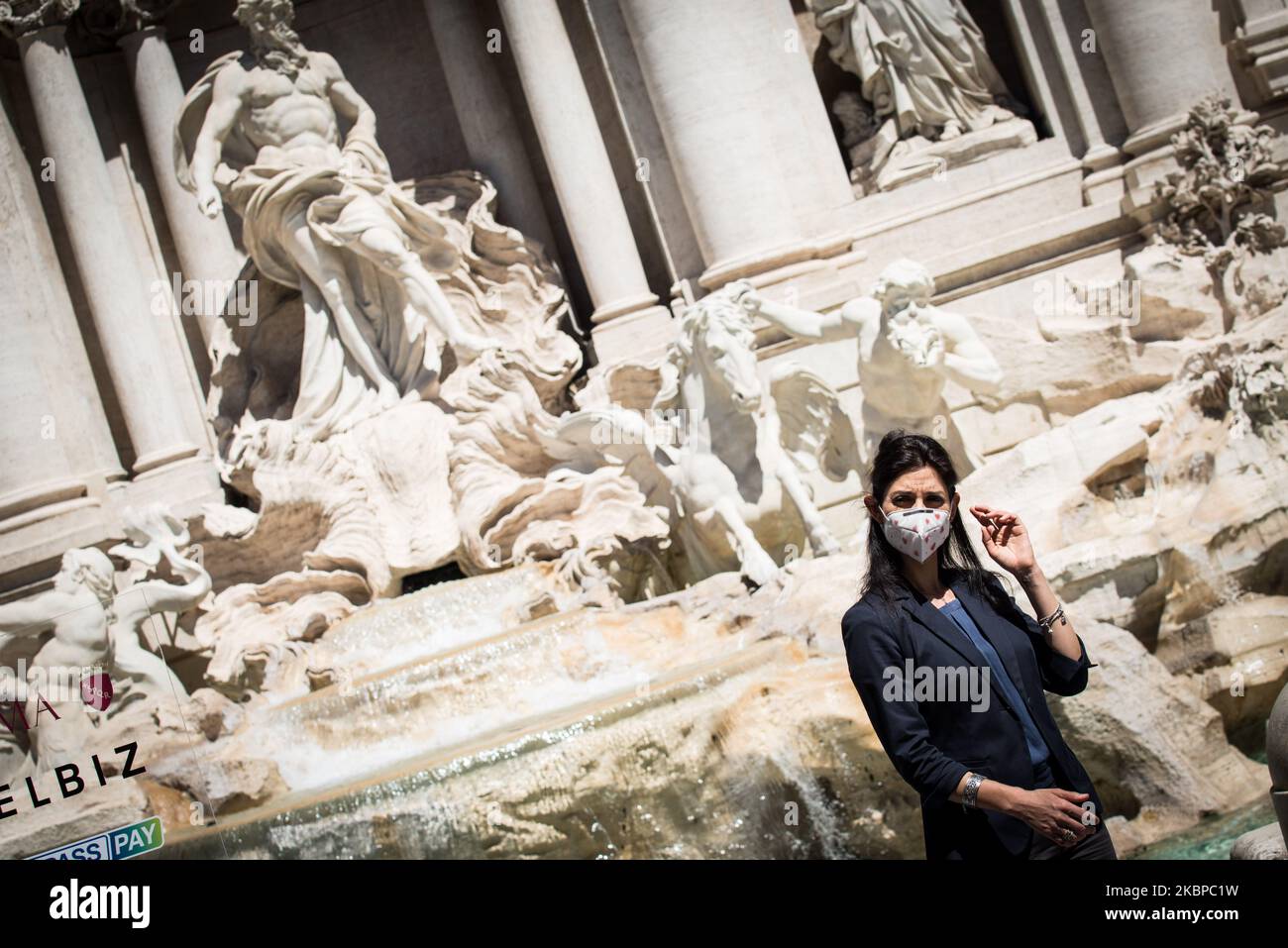 Il sindaco Virginia Raggi partecipa a una presentazione degli scooter elettrici Helbiz, azienda di trasporto intra-urbano italo-americana, il 28 maggio 2020 alla Fontana di Trevi a Roma, mentre il paese facilita il suo blocco per frenare la diffusione dell'infezione da COVID-19, causata dal nuovo coronavirus il 28 maggio, 2020 a Roma, Italia. (Foto di Andrea Ronchini/NurPhoto) Foto Stock