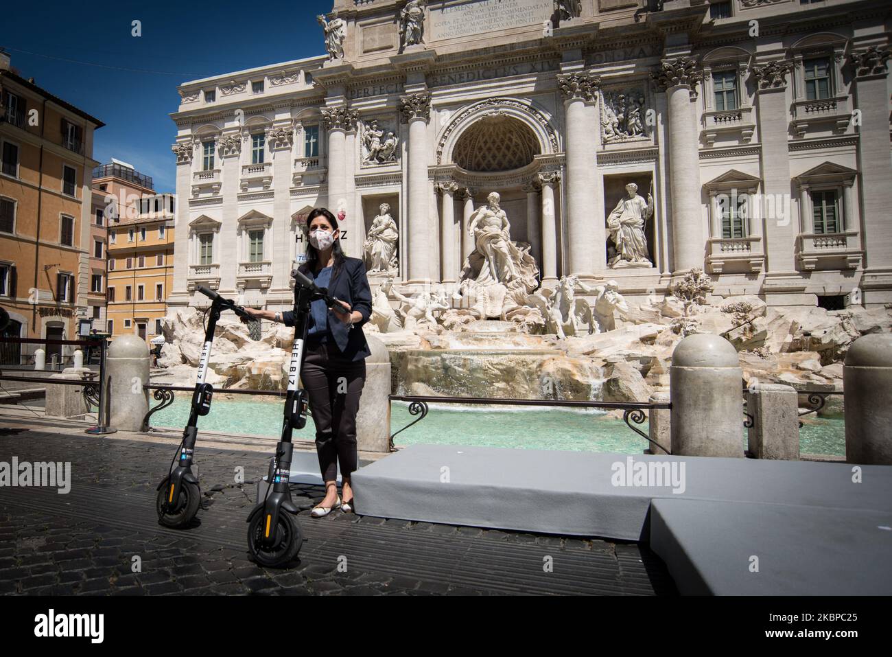 Il sindaco Virginia Raggi partecipa a una presentazione degli scooter elettrici Helbiz, azienda di trasporto intra-urbano italo-americana, il 28 maggio 2020 alla Fontana di Trevi a Roma, mentre il paese facilita il suo blocco per frenare la diffusione dell'infezione da COVID-19, causata dal nuovo coronavirus il 28 maggio, 2020 a Roma, Italia. (Foto di Andrea Ronchini/NurPhoto) Foto Stock