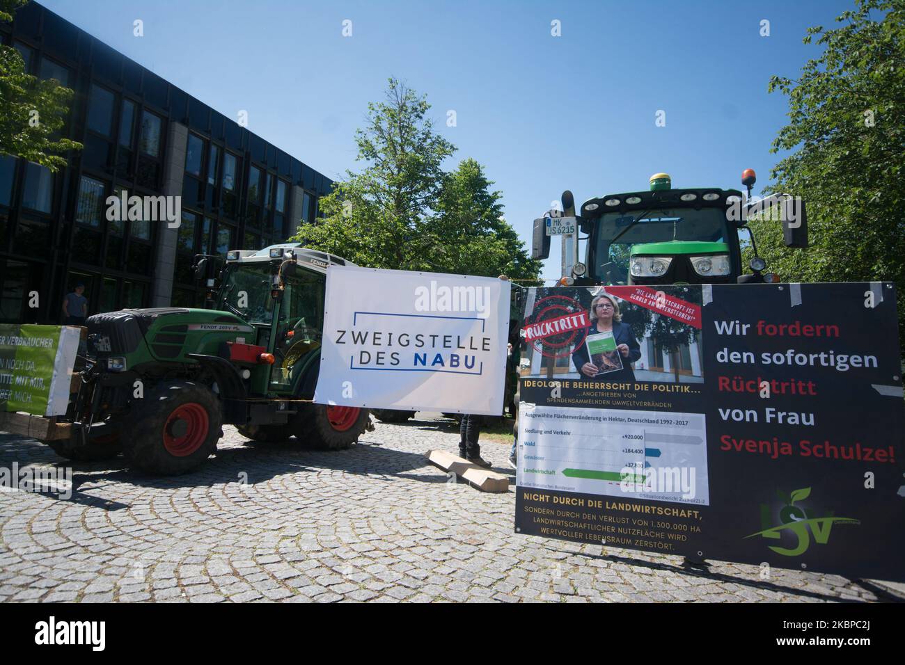 I trattori con il segno '' chiediamo le dimissioni del Ministro federale dell'ambiente, signora Svenja Schulze'' sono schierati di fronte al Ministero federale dell'ambiente a Bonn, in Germania, il 28 maggio 2020 e protestano contro la politica agricola. (Foto di Ying Tang/NurPhoto) Foto Stock