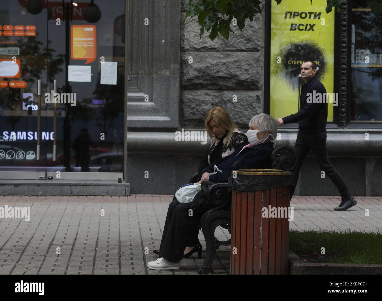 La gente è in via Khreshchatyk a Kyiv, Ucraina, 28 maggio 2020. Il Gabinetto dei ministri ucraino ha introdotto la cosiddetta quarantena adattativa in tutto il paese a partire dal 22 maggio, in cui la stretta applicabile delle misure di quarantena delegate alle autorità regionali (Foto di Sergi Kharchenko/NurPhoto) Foto Stock