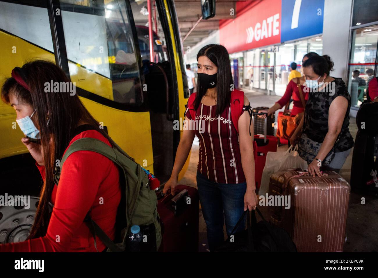 I lavoratori filippini stranieri di ritorno (OFW) si preparano a salire su un autobus diretto per le loro province il 28 maggio 2020 a Parañaque City, Filippine. I filippini che desiderano tornare nelle loro province sono forniti di trasporto gratuito nell'ambito di un programma governativo.(Foto di Lisa Marie David/NurPhoto) Foto Stock