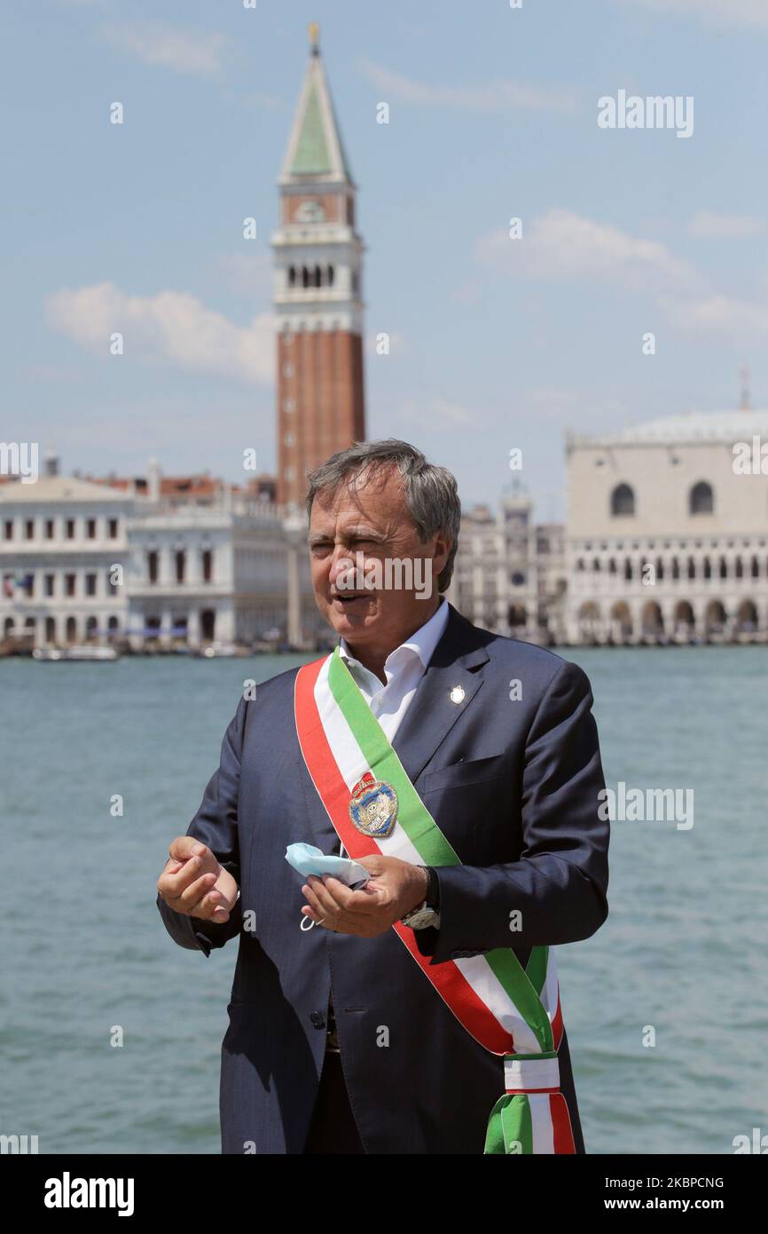 Luigi Brugnaro, sindaco di Venezia, attende l'esibizione della squadra di aerobica italiana frecce Tricolori che sorvolano la Basilica di San Marco nell'ambito delle celebrazioni per il 74th° anniversario della proclamazione della Repubblica Italiana il 29 maggio 2020 a Venezia. La pattuglia acrobatica nazionale effettuerà una serie di volate durante una parata aerea di una settimana in tutte le regioni italiane, come un abbraccio simbolico della nazione con i fumi tricolori e come segno di unità, solidarietà e recupero. Il team di esposizione dell'aeronautica militare italiana si trova in tutta la penisola. (Foto b Foto Stock