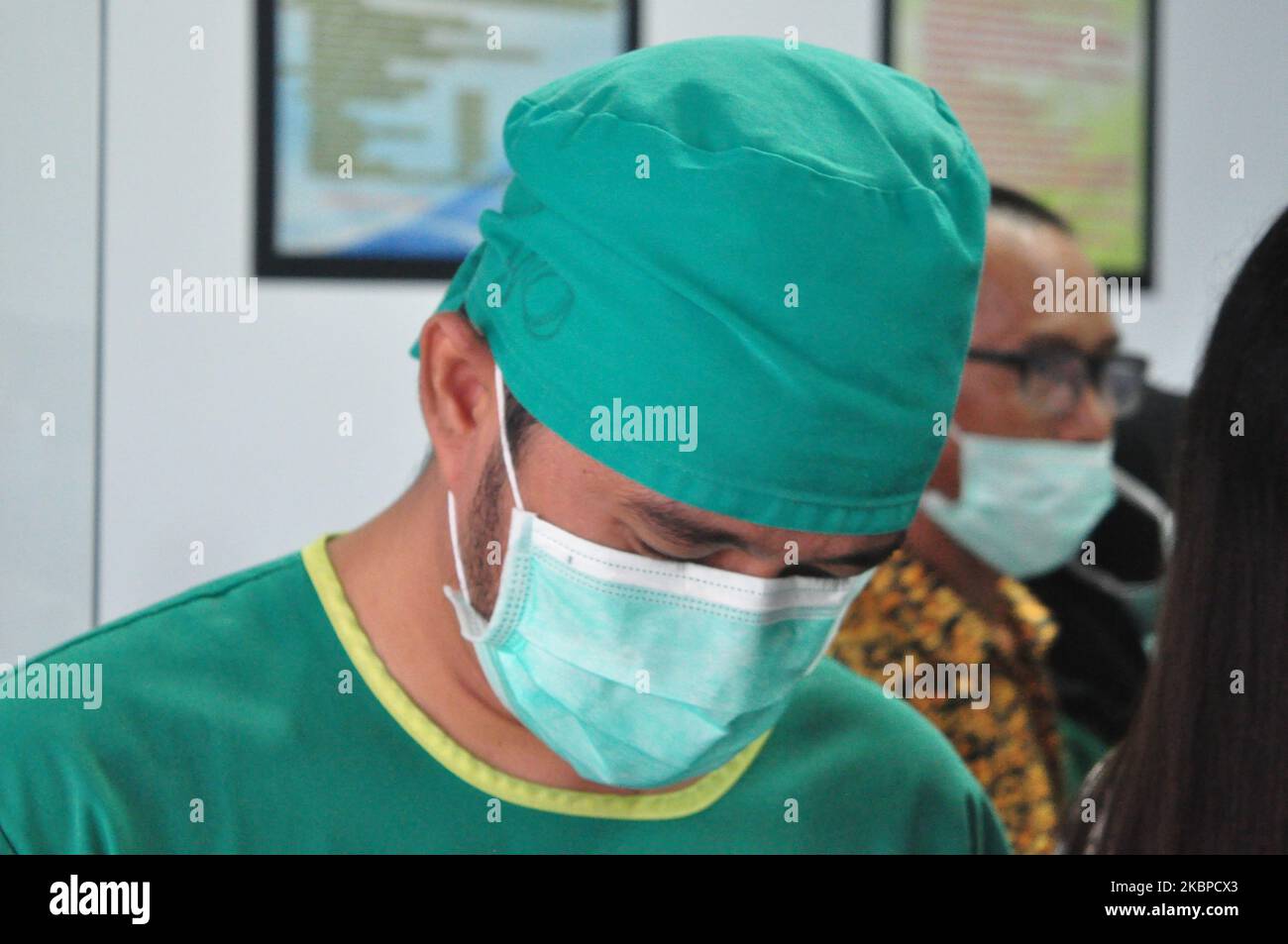 Un'équipe medica stava cercando di tornare indietro quando un paziente dichiarato guarito dal virus della corona dall'ospedale Palu City Madani, nella provincia di Sulawesi Centrale, venerdì 29 maggio 2020. Il numero di pazienti nella città di Palu, che in precedenza contava fino a 32 persone, attualmente ha lasciato 19 pazienti dopo che 13 di loro sono stati dichiarati curati. (Foto di Faldi Muhammad/NurPhoto) Foto Stock