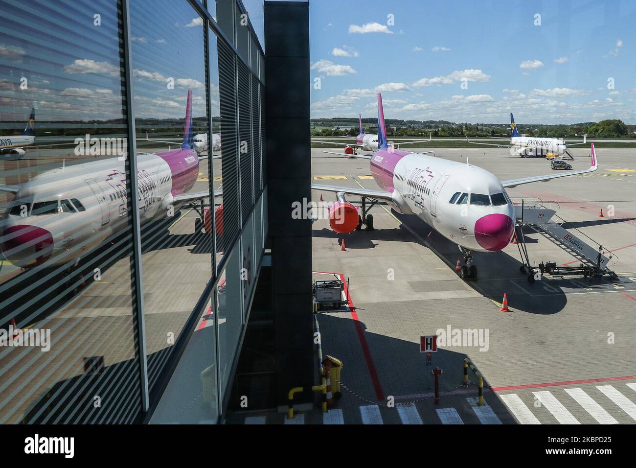 L'aereo Wizz che siede all'aeroporto è visto all'aeroporto di Danzica Lech Walesa a Danzica, Polonia il 29 maggio 2020 l'aeroporto di Danzica si prepara ad accettare il primo aereo dopo aver ripreso i voli nazionali dal 1 giugno di quest'anno. Il traffico aereo è stato sospeso a causa di una pandemia di coronavirus a metà marzo 2020 (Foto di Michal Fludra/NurPhoto) Foto Stock