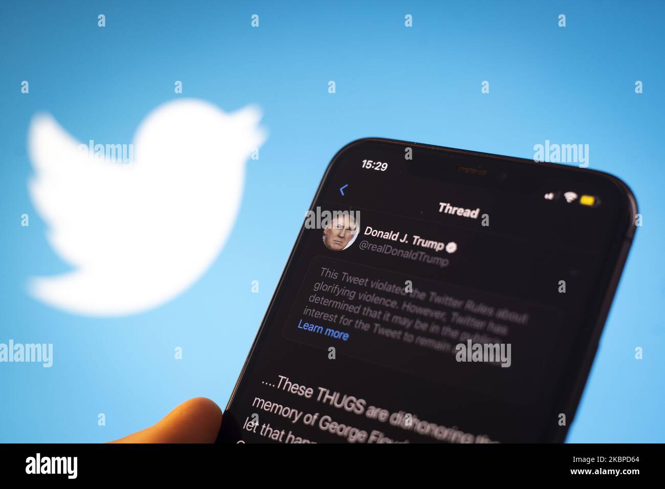 Un tweet del presidente americano Donald Trump è visto come incitare la violenza da Twitter in questa illustrazione fotografica su un iPhone Apple a Varsavia, Polonia il 29 maggio 2020. Twitter il 29 maggio ha applicato un’etichetta di verifica dei fatti a un tweet di voto per posta del presidente americano Donald Trump che l’azienda considera fuorviante. Twitter ha recentemente iniziato a etichettare i tweet con le etichette di notifica pubblica e di controllo dei fatti. L'etichettatura del tweet di Trump sul tumulto dopo la morte di George Floyd ha visto il presidente firmare un ordine esecutivo mirato alla Communications Decency Act. Sezione 230 che Foto Stock