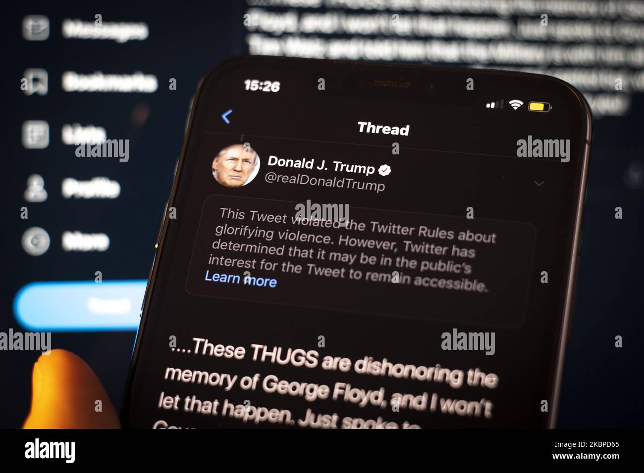 Un tweet del presidente americano Donald Trump è visto come incitare la violenza da Twitter in questa illustrazione fotografica su un iPhone Apple a Varsavia, Polonia il 29 maggio 2020. Twitter il 29 maggio ha applicato un’etichetta di verifica dei fatti a un tweet di voto per posta del presidente americano Donald Trump che l’azienda considera fuorviante. Twitter ha recentemente iniziato a etichettare i tweet con le etichette di notifica pubblica e di controllo dei fatti. L'etichettatura del tweet di Trump sul tumulto dopo la morte di George Floyd ha visto il presidente firmare un ordine esecutivo mirato alla Communications Decency Act. Sezione 230 che Foto Stock