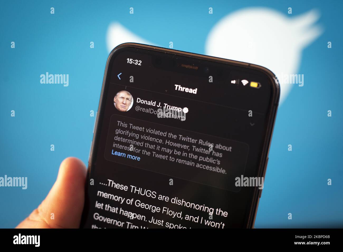 Un tweet del presidente americano Donald Trump è visto come incitare la violenza da Twitter in questa illustrazione fotografica su un iPhone Apple a Varsavia, Polonia il 29 maggio 2020. Twitter il 29 maggio ha applicato un’etichetta di verifica dei fatti a un tweet di voto per posta del presidente americano Donald Trump che l’azienda considera fuorviante. Twitter ha recentemente iniziato a etichettare i tweet con le etichette di notifica pubblica e di controllo dei fatti. L'etichettatura del tweet di Trump sul tumulto dopo la morte di George Floyd ha visto il presidente firmare un ordine esecutivo mirato alla Communications Decency Act. Sezione 230 che Foto Stock
