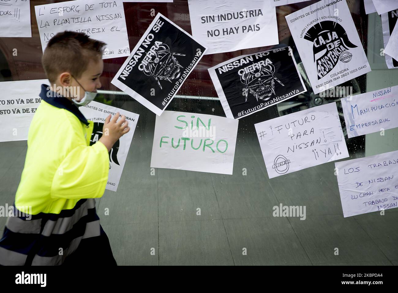 Lavoratori e parenti della società automobilistica NISSAN si riuniscono di fronte a diverse multinazionali del settore automobilistico per protestare contro la chiusura dei tre impianti di Barcellona che potrebbero inviare più di 23.000 persone disoccupate tra lavoro diretto e indiretto durante la crisi Coronavirus-Covid-19 a Barcellona, in Catalogna, in Spagna, Il 29 maggio 2020. (Foto di Albert Llop/NurPhoto) Foto Stock