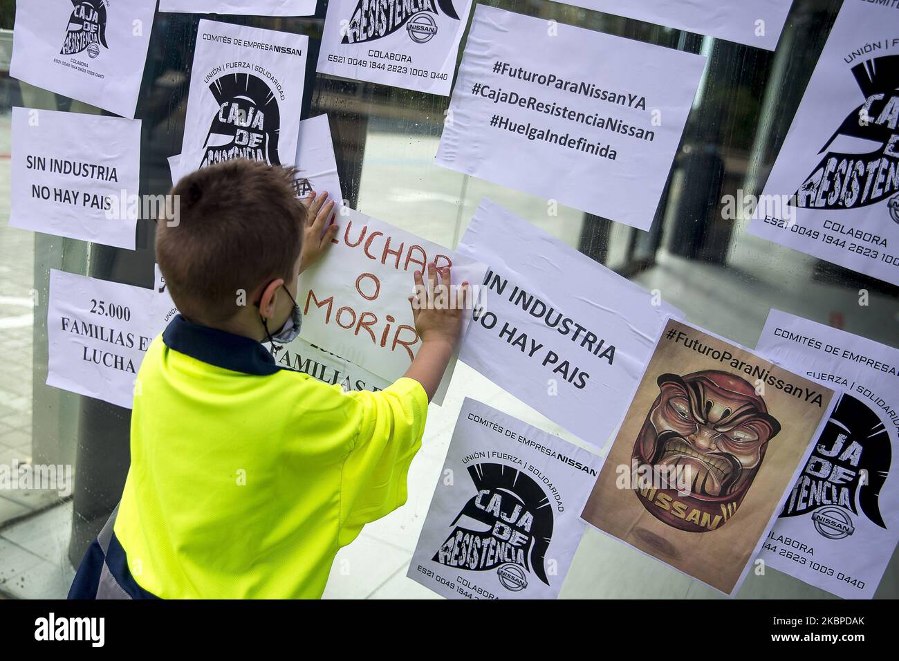 Lavoratori e parenti della società automobilistica NISSAN si riuniscono di fronte a diverse multinazionali del settore automobilistico per protestare contro la chiusura dei tre impianti di Barcellona che potrebbero inviare più di 23.000 persone disoccupate tra lavoro diretto e indiretto durante la crisi Coronavirus-Covid-19 a Barcellona, in Catalogna, in Spagna, Il 29 maggio 2020. (Foto di Albert Llop/NurPhoto) Foto Stock