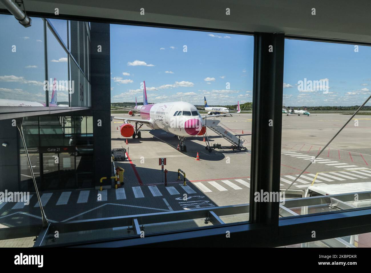 L'aereo low cost Wizz Air viene visto all'aeroporto Lech Walesa di Danzica, Polonia, il 29 maggio 2020 l'aeroporto di Danzica si appresta ad accettare il primo aeromobile dopo aver ripreso i voli nazionali dal 1 giugno di quest'anno. Il traffico aereo è stato sospeso a causa di una pandemia di coronavirus a metà marzo 2020. Ogni passeggero avrà la temperatura misurata utilizzando una termocamera, solo i passeggeri potranno entrare nel terminal dell'aeroporto. (Foto di Michal Fludra/NurPhoto) Foto Stock