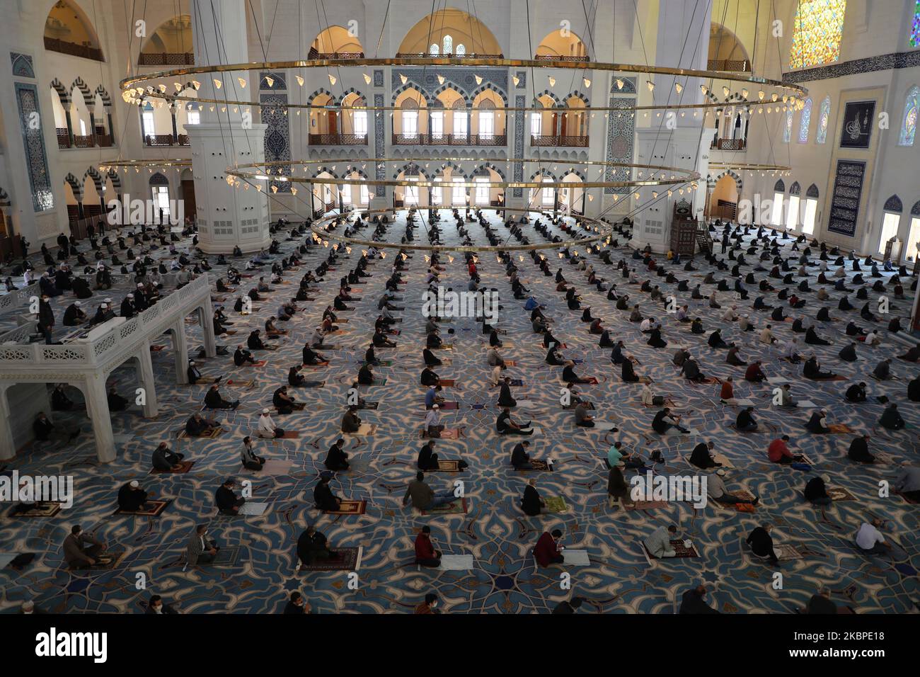 Gli adoratori eseguono le preghiere del venerdì nella più grande moschea (CAMLICA) in Turchia dopo che il governo turco ha riaperto le moschee in condizioni di distanza e sicurezza sanitaria per prevenire la diffusione del virus il 29 maggio 2020 a Istanbul, in Turchia. (Foto di Amer AlMohipany/NurPhoto) Foto Stock