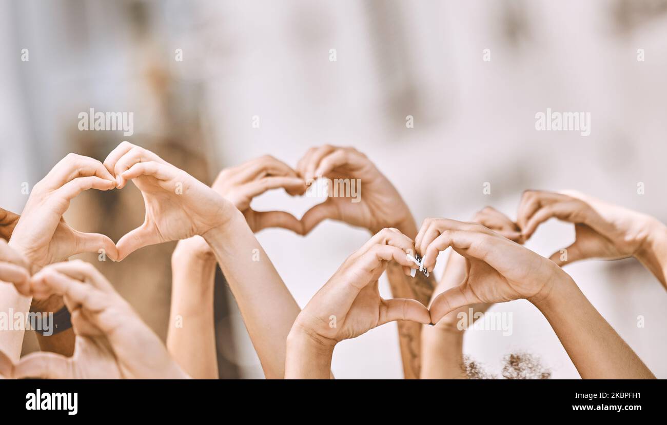 Segno del cuore, mani in aria e pace per amore, solidarietà e speranza insieme per l'umanità. Comunità, gesto di mano nell'aria ed essere amorevole per Foto Stock
