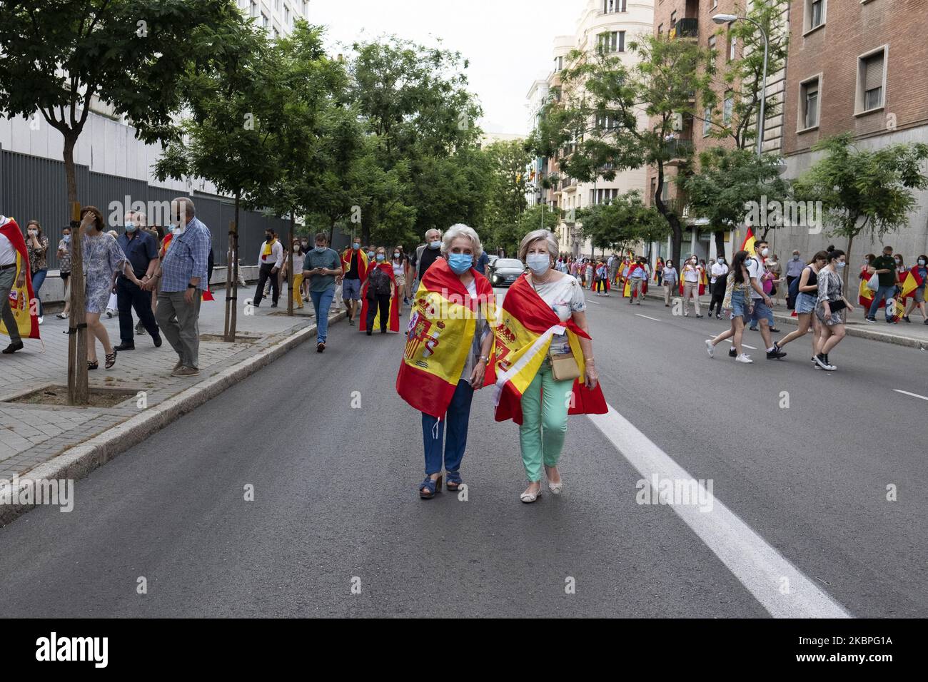 La gente partecipa a una protesta contro il governo centrale spagnolo per chiedere le dimissioni in mezzo alla pandemia di Covid-19 e per sostenere la polizia civile della Guardia spagnola, a en la Comandancia de Madrid, situata a Guzmán el Bueno Madrid, Spagna, 30 maggio 2020 (Foto di Oscar Gonzalez/NurPhoto) Foto Stock