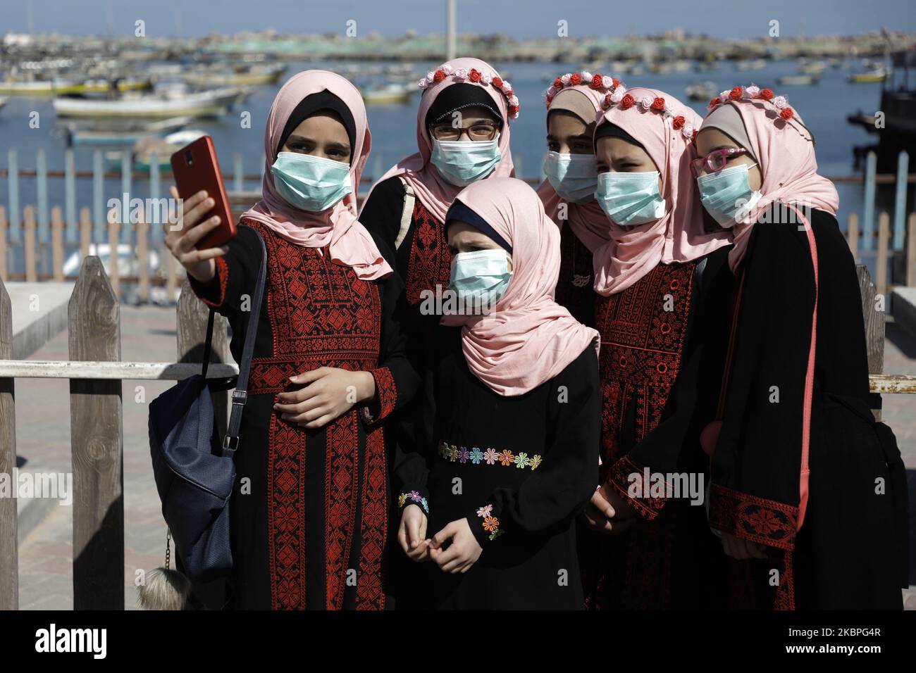 Le ragazze palestinesi che indossano maschere protettive prendono un selfie al porto di Gaza City il 31,2020 maggio, tra le preoccupazioni circa la diffusione del romanzo coronavirus pandemia. (Foto di Majdi Fathi/NurPhoto) Foto Stock