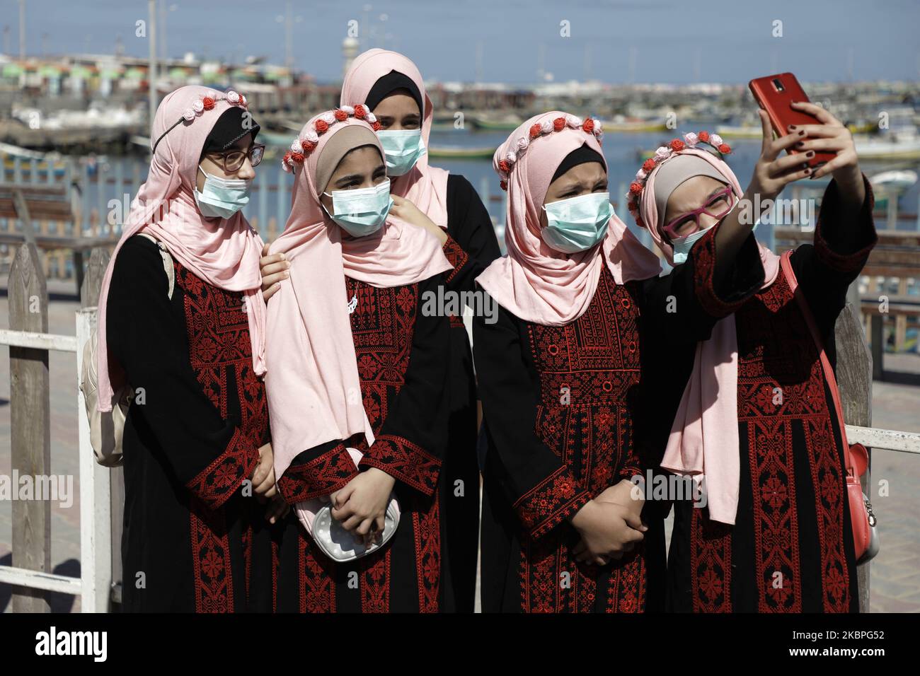 Le ragazze palestinesi che indossano maschere protettive prendono un selfie al porto di Gaza City il 31,2020 maggio, tra le preoccupazioni circa la diffusione del romanzo coronavirus pandemia. (Foto di Majdi Fathi/NurPhoto) Foto Stock