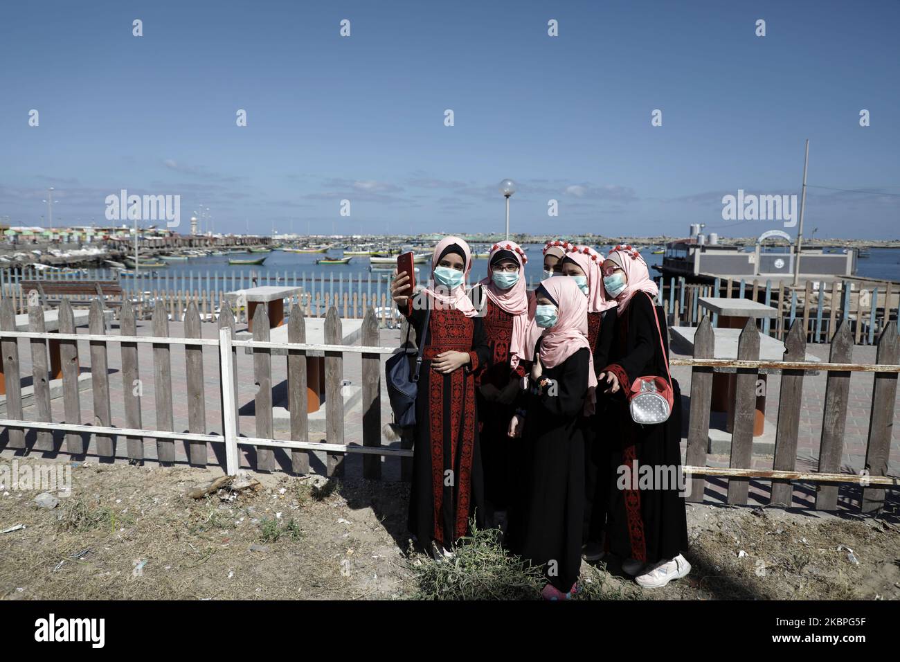 Le ragazze palestinesi che indossano maschere protettive prendono un selfie al porto di Gaza City il 31,2020 maggio, tra le preoccupazioni circa la diffusione del romanzo coronavirus pandemia. (Foto di Majdi Fathi/NurPhoto) Foto Stock