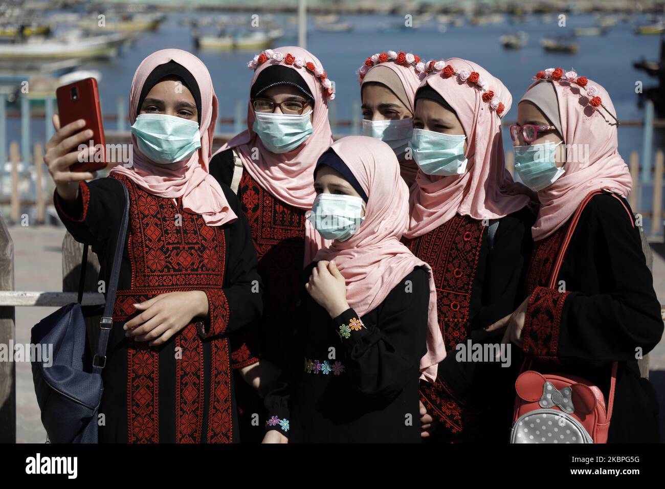 Le ragazze palestinesi che indossano maschere protettive prendono un selfie al porto di Gaza City il 31,2020 maggio, tra le preoccupazioni circa la diffusione del romanzo coronavirus pandemia. (Foto di Majdi Fathi/NurPhoto) Foto Stock