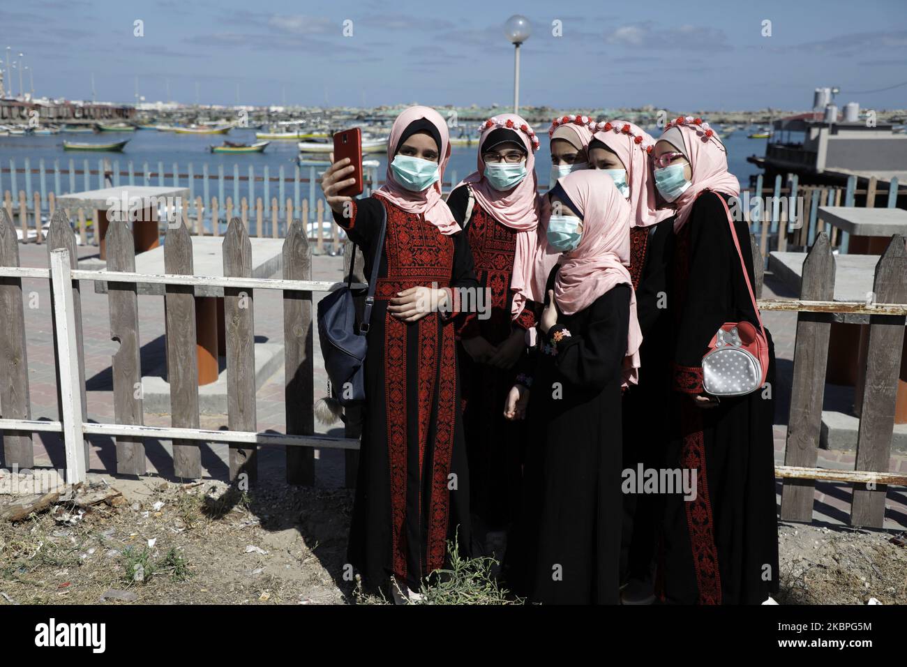 Le ragazze palestinesi che indossano maschere protettive prendono un selfie al porto di Gaza City il 31,2020 maggio, tra le preoccupazioni circa la diffusione del romanzo coronavirus pandemia. (Foto di Majdi Fathi/NurPhoto) Foto Stock