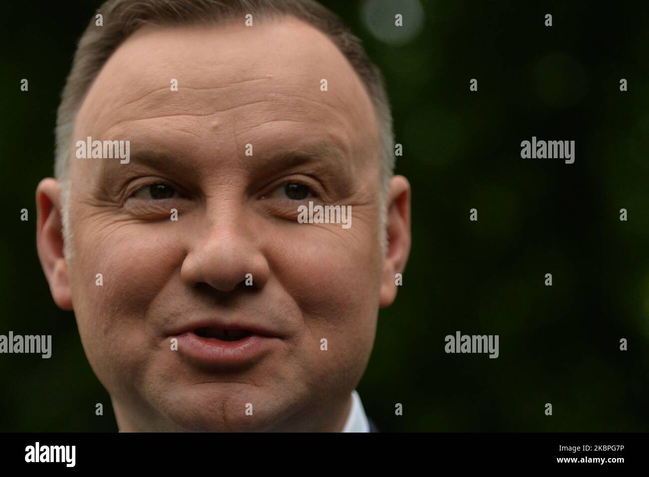 Il presidente polacco Andrzej Duda si rivolge ai media dopo aver prestato una corona al monumento di Wincenty Witos nel Jordan Park, a Cracovia. Wincenty Witos (1874-1945) è stato un politico polacco e leader del Partito popolare polacco (PSL), che ha servito tre volte come primo ministro della Polonia negli anni '1920s. Domenica 31 maggio 2020 a Cracovia, Polonia. (Foto di Artur Widak/NurPhoto) Foto Stock