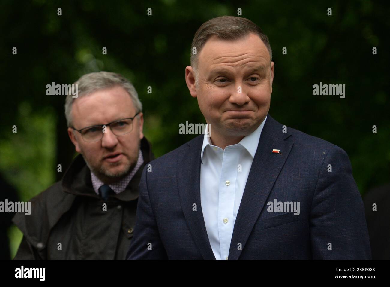 (R-L) il presidente polacco Andrzej Duda e Krzysztof Szczerski, visti vicino al monumento di Wincenty Witos nel Parco Giordano, a Cracovia. Wincenty Witos (1874-1945) è stato un politico polacco e leader del Partito popolare polacco (PSL), che ha servito tre volte come primo ministro della Polonia negli anni '1920s. Domenica 31 maggio 2020 a Cracovia, Polonia. (Foto di Artur Widak/NurPhoto) Foto Stock